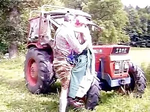 Busty հաստլիկ մազոտ  ...